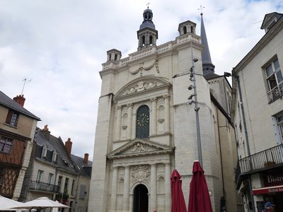 Façade de l’église Saint-Pierre de Saumur dans la vieille ville