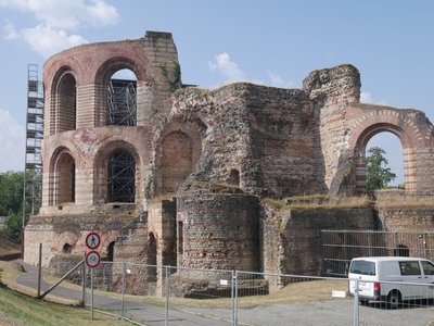 Thermes impériaux de Constance Chlore, vue de l’extérieur.