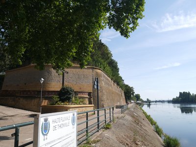 Bastion du Luxembourg à Thionville depuis la Moselle.