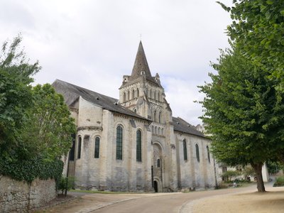 Clocher roman de l’église Notre-Dame de Cunault