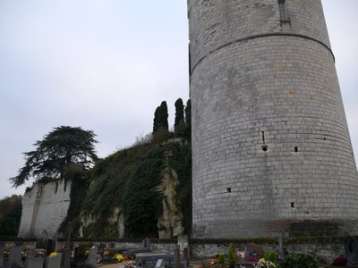 La tour et une partie des anciens remparts sont encore visible à côté de l’église Saint-Aubin