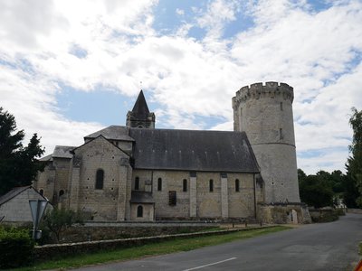 L’église Saint-Aubin et la tour de l’ancien château à Trèves