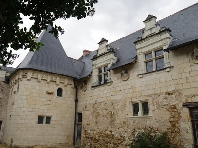 Tour du prieuré de Saint-Rémy-la-Varenne (15e siècle)