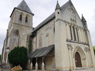 Le clocher et l’auvent d’entrée de l’église Saint-Aubin de Blaison-Gohier