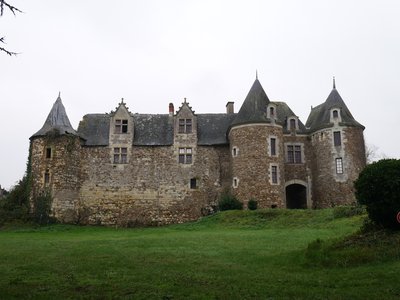 Vue du château de Blaison depuis la place Saint-Aubin