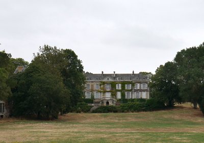 Vue des bords du Louet le château de Mantelon à Denée