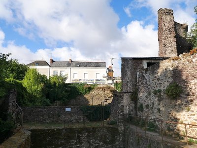 Vue des vestiges du château épiscopal de Chalonnes-sur-Loire