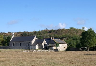 Vue du prieuré de Chateaupanne avec la colline des carrières de calcaire en arrière-plan.