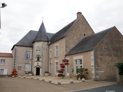 La Prévôté de Saint-Laurent-en-Mottay transformée en mairie.