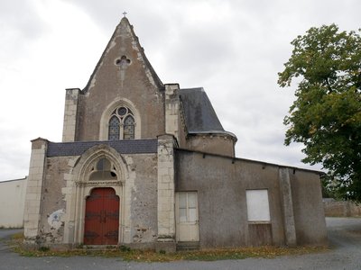 Façade de la Chapelle Cathelineau, le petit appentis est disgracieux.