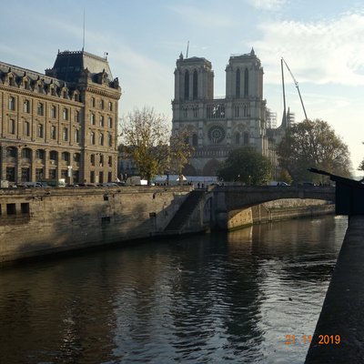 Façade de cathédrale de Paris Notre-Dame de Paris au bord de la Seine