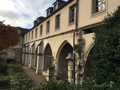 Vestiges de la galerie ouest du cloitre (XIIIe siècle) incorporés dans la nouvelle mairie.