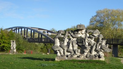 Sculpture monumentale dans le Jardin de la Dhuys.