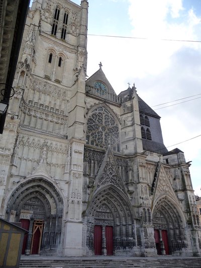 Façade la cathédrale Saint-Étienne de Meaux