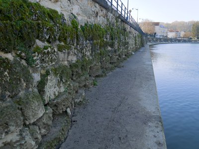 Meules utilisées comme soubassement du quai