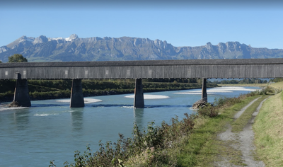 Vieux pont sur le Rhin