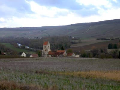 L’église de Rueilly-Sauvigny devant la Via Columbani