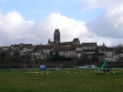 L’église Saint-Hippolyte de Dormans depuis la rive droite de la Marne.