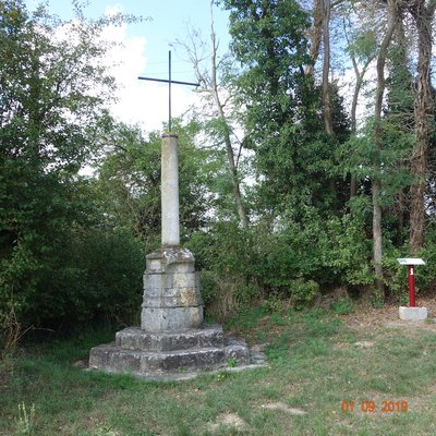 La Croix Bordeaux sur la via Columbani avant le tombeau d’Ethbin