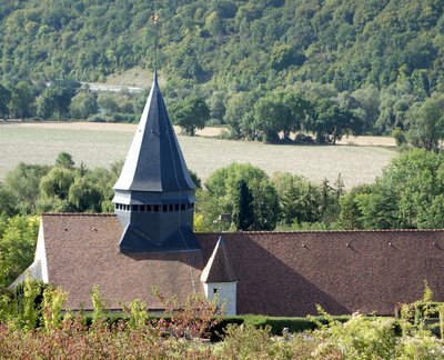 Vue de l’église Sainte-Radegonde de Giverny depuis la Via Columbani