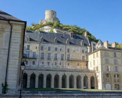 La façade du château de La Roche-Guyon avec son donjon médiéval