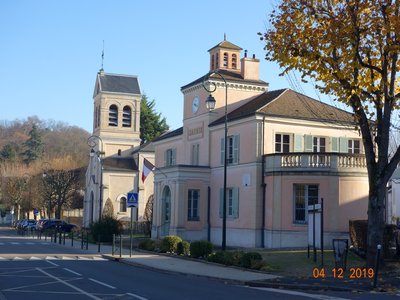 La mairie el’ l’église de Marne-La-Coquette