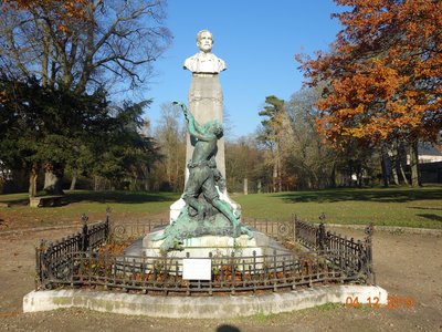 Hommage de la ville de Marne-La-Coquette à Louis Pasteur. Monument situé au centre-ville sur la Via Columbani