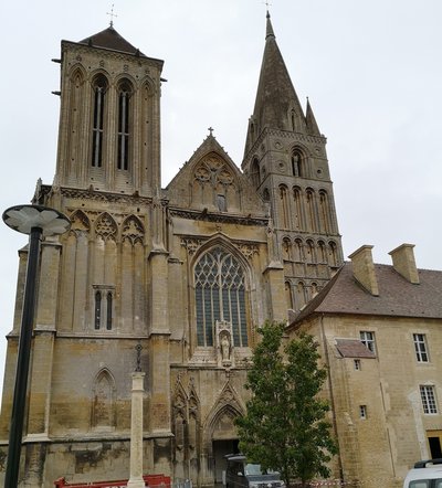 Façade de l’église abbatiale Saint-Pierre-sur-Dives