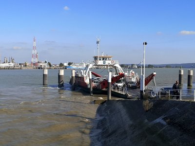 La Via Columbani emprunte  le Bac de Quilleboeuf-sur-Seine.