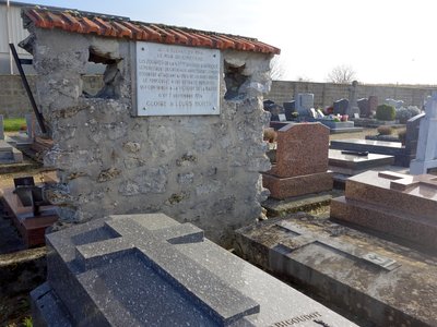 Le mur du cimetière de Bracy avec ses meurtrières de 1914 et la plaque commémorative