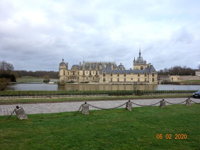 Le château de Chantilly devant le plan d’eau