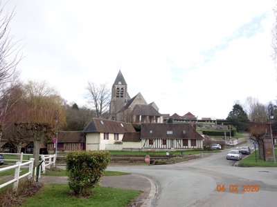 Église Saint-Germain dominant le village de Berneuil-en-Bray