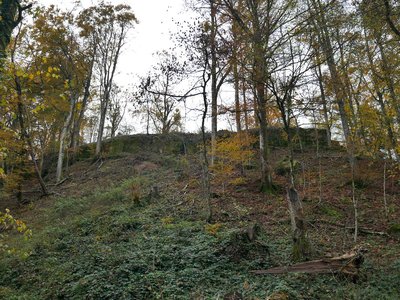 Les contours des fondations de la muraille du château d’Ètobon sont encore visibles.