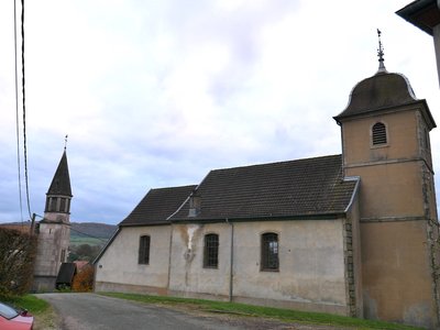 Le temple au premier plan et le clocher de l’église Saint-Martin en arrière-plan à Chagey