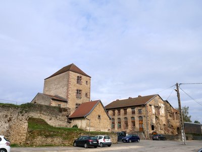 La tour féodale et les vestiges du rempart du château d’Héricourt