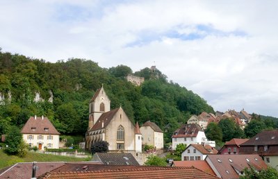 Le site du château de Ferrette avec l’église Saint-Bernard de Menthon