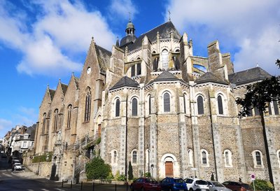 Le chevet de la basilique Notre-Dame des Miracles à Mayenne