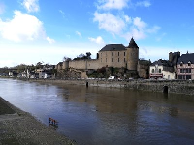 Le corps de logis du château au bord de la Mayenne