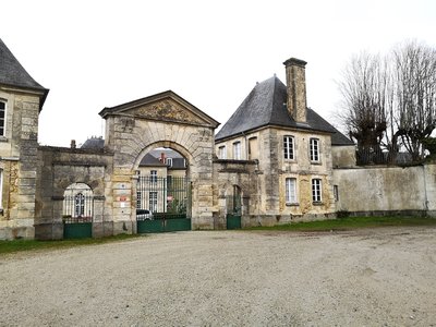 Entrée de l’abbaye Saint-Martin à Sées. (17e et 18e siècles) ne se visite pas.