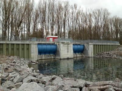 Vannes d’un réservoir pour la régulation du débit du Rhin