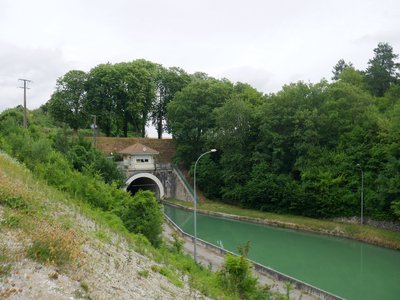 L’entrée du tunnel pour canal de l’Aisne à la Marne vue depuis la Via Columbani