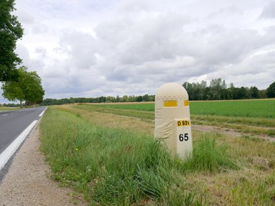 Borne de la Voie de la Liberté entre la Route Nationale et la Via Columbani