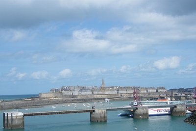 La gare maritime puis l’alignements des hôtels de ces Messieurs de St Malo derrière les remparts