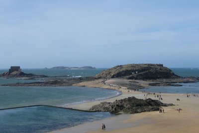 Le Grand Bé, le Petit Bé et Cézembre au loin depuis les remparts