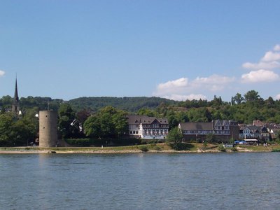 Remparts à Rhens avec la Tour des sorcières