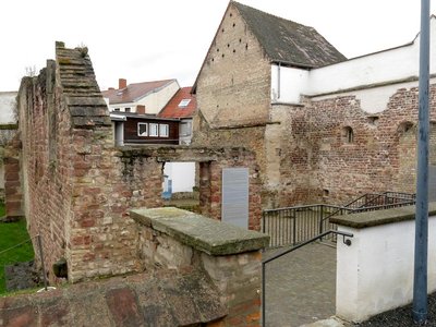 Vestiges de l'école des femmes (à l'arrière-plan) et de la synagogue (au premier plan)