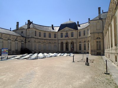 Cour d’honneur du Centre Mondial de la Paix.