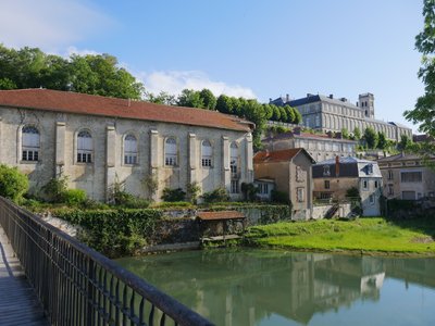 Vue du barrage depuis le pont écluse Saint-Amand