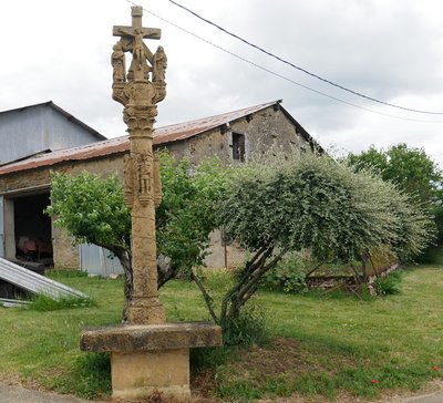 Croix calvaire à Béchamps