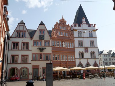 Maisons avec des façades baroques, place du Marché